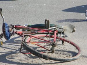 Incident lângă un poligon privat din Botoșani: un biciclist rănit de un glonț rătăcit